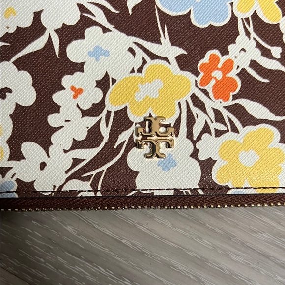 Tory Burch Emerson Printed Wristlet - Picture 3 of 12